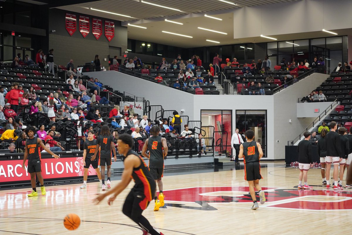 sully7777's tweet image. Searcy celebrated the opening of new Lion arena tonight.  It is spectacular !! They thought of everything . Tonight , they recognized hoop and volleyball players from all eras starting with the 50’s.  Props to those who made this possible.