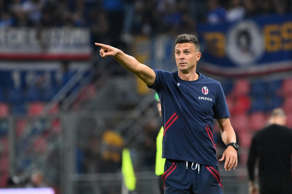 Serie A'da Thiago Motta'nın Bologna'yı ligin en sağlam 2-3 savunma takımına çevirişi sezonun en temiz dönüşümü olabilir, 2 tank stoperin çevresine fizikli bekler, hareketli 8 + 10 numaranın gerisine 1 net playmaker, savunma yapabilen dribblingci kanatlar ve uçta Joshua Zirkzee..