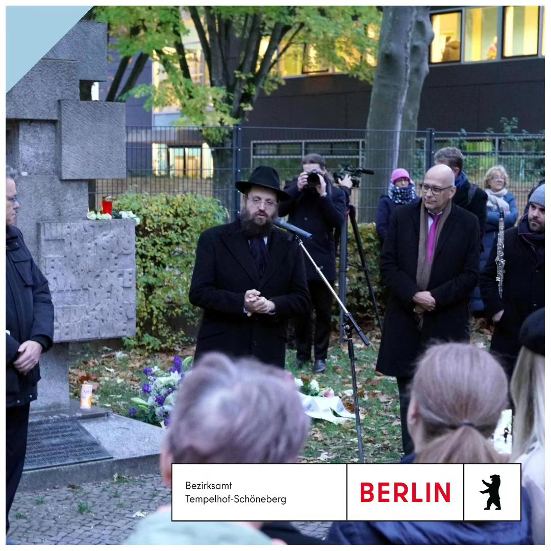 BerlinTempSchbg's tweet photo. Bezirksbürgermeister @Oltmann26  Bezirksverordnetenvorsteher @StefanBoltes und 150 Bürger_innen aus dem Bezirk gedachten den jüdischen Mitmenschen, die vor 85 Jahren Opfer der nationalsozialistischen Pogrome im damaligen Deutschen Reich wurden. 
#niewiederistjetzt https://t.co/XLN9OEarny