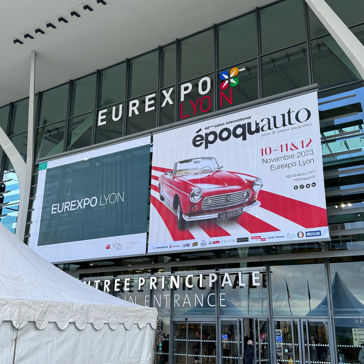 Salon_EpoquAuto's tweet photo. Vendredi pluvieux, vendredi heureux ! 🥳

C’est le grand jour ! Le Salon Epoqu’auto ouvre ses portes à Eurexpo Lyon jusqu’au dimanche 12 novembre ! 🚘

Est-ce que vous êtes prêts à passer un beau week-end en compagnie de nos belles anciennes ? 🔥 https://t.co/qej0PuCIFe