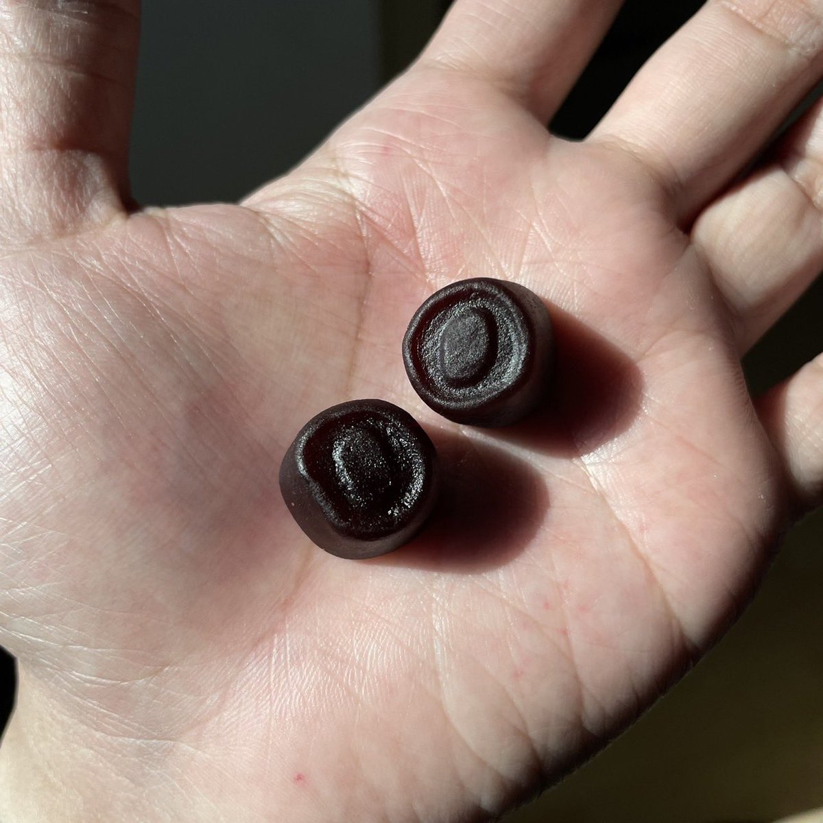 jjdoesitwork's tweet photo. เป็นการกิน astaxanthin ที่อร่อยมากกกกกก คือมาเป็นกัมมี่ที่หอมสุด รสมิกซ์เบอร์รี่เปรี้ยวๆ หวานๆ คือเกือบกินเพลินอ่ะ แต่เค้าให้กินแค่วันละ 2 เม็ดก็เพียงพอแล้ว 55555555 ส่วนของ asta ได้ถึง 6 mg จะช่วยเรื่องผิวเนียน ยืดหยุ่นไรงี้ ในกัมมี่จะมีอีกตัวคือ CoQ10 และซุปเปอร์ฟู้ดจากผลไม้ 5 สี ช่วยเรื่องกันแก่ แต่เหนือสิ่งอื่นใดคืออร่อยกว่าขนมอีก 5555555