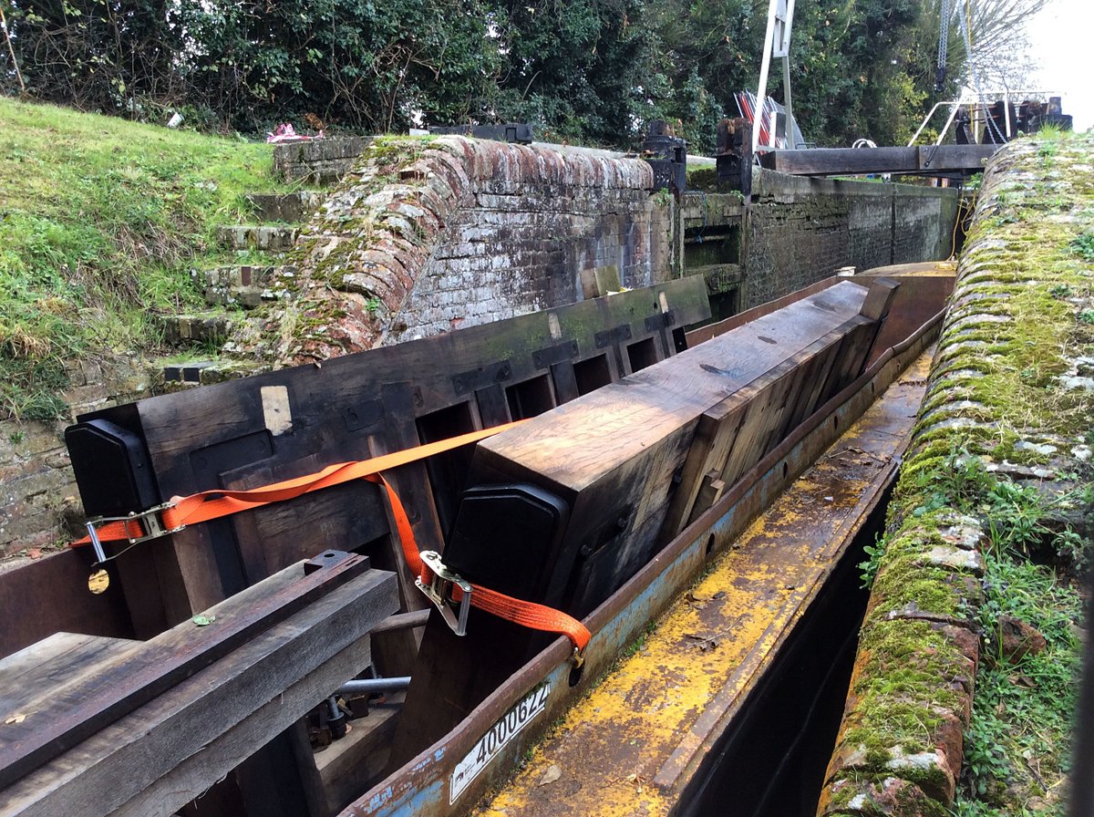 retired_tom's tweet photo. My photos from November 2017
#CanalRiverTrust #GrandUnionCanal #AylesburyArm #Wilstone #Lock #Stoppage #GateReplacement #Narrowboat
#Canals & #Waterways can provide #Peace & #calm for your own #Wellbeing #Lifesbetterbywater #KeepCanalsAlive https://t.co/oYDwcJpQMm