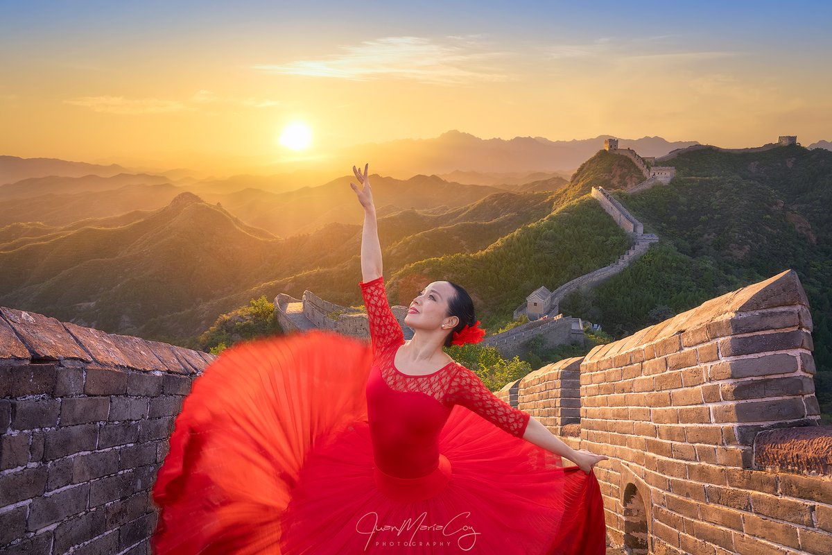 Un inolvidable atardecer bailando ballet en la Gran Muralla China #Jinshanling #Beijing #China #sunset #ballet #GreatWall #woman #red #Dance #chinesegirl #adventure #photography #autumn #landscape #nature #colorful