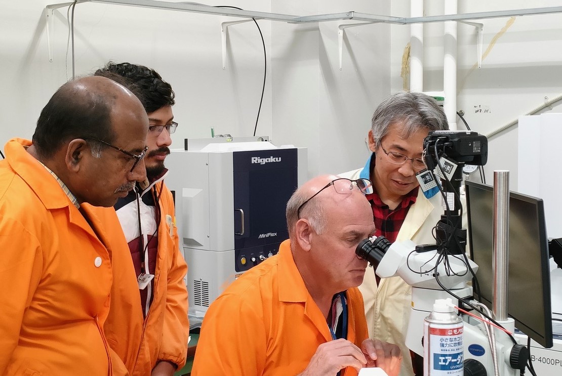 Prof. Thamizhavel's group of TIFR from India is visiting IRCNMS at Oarai for Fermi surface studies by dHvA experiments. IMR Guest prof. Braithwaite joined for it.
#IMR_GIMRT #Materials #FermiSurface #TIFR