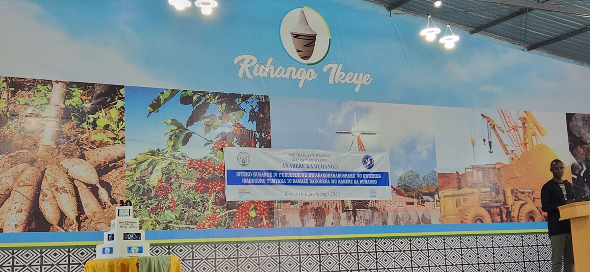 oswaki's tweet photo. Isabukuru y'imyaka 10 ishize urubyiruko rw'abakorerabushake rukorera mu karere ka @RuhangoDistrict 

Aba basore n'inkumi ni nde utabashimira koko? https://t.co/Ed9tSKRmN4