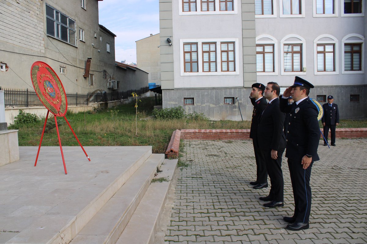 Cumhuriyetimizin kurucusu Gazi Mustafa Kemal Atatürk’ün vefatının 85.Yıl dönümü münasebetiyle Hükümet Konağında tören düzenlendi.Kaymakamımız Sn.Tahir YILMAZ ve ilçe protokolünün katılımıyla Atatürk Anıtı'na çelenk sunma,saygı duruşu ve İstiklal Marşının okunması ile gerçekleşti.