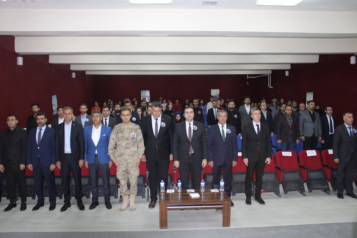 Çelenk sunma töreninin devamında Gazi Mustafa Kemal Atatürk'ün ebediyete irtihalinin 85.Yıl dönümü dolayısıyla İsmet İnönü Ortaokulu konferans salolunda Kaymakamımız Sn.Tahir Yılmaz,ilçe protokolü,öğretmen ve öğrecilerin katılımı ile anma programı düzenlendi.