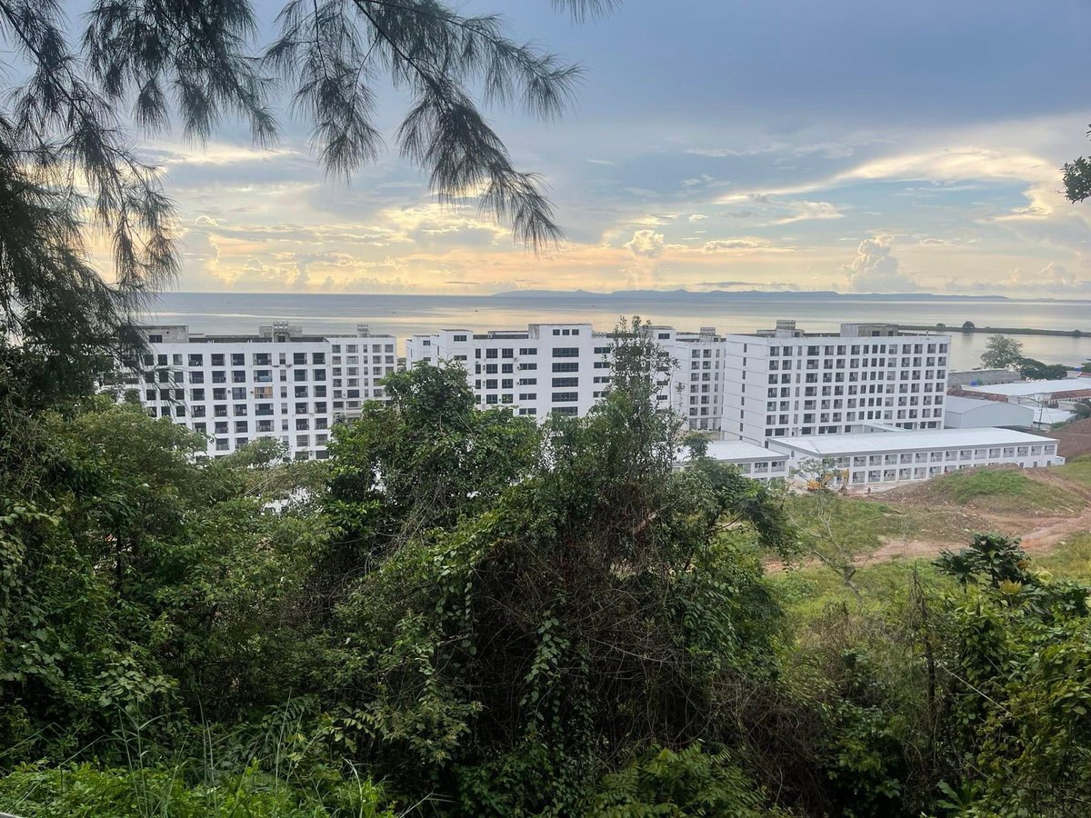 AndrewCycling91's tweet photo. Myanmar và Cambodia đang trở thành điểm nóng của các băng nhóm lừa đảo online. Các nhóm này đủ mọi quốc tịch, nhắm vào các nạn nhân các nước. Mới đây 25 người Nhật Bản bị phát hiện tổ chức một hoạt động lừa đảo người Nhật từ Cambodia. Việc lừa đảo này kiếm tiền lẹ hơn là sản xuất kinh doanh. Giới chức 2 nước này được hối lộ để bỏ qua việc kiểm tra hoạt động bên trong các tòa nhà. Trông chúng như các nhà tù, các nhân viên được tuyển dụng khắp nơi với lời hứa lương cao. Nếu không lừa được sẽ trở thành nạn nhân bị giam, tống tiền gia đình ở quê nhà.

Việt Nam mình nhất là các tỉnh giáp biên giới phía Nam cũng có nhiều gia đình là nạn nhân 😥