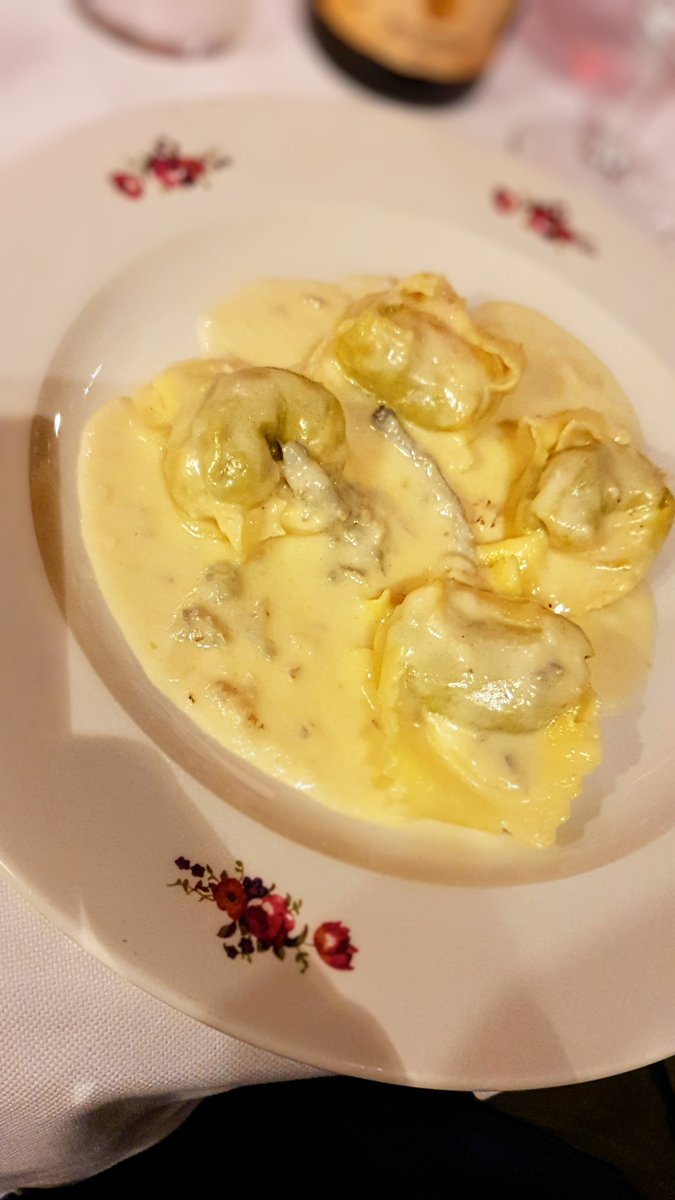 Stage 72 of my #vitinerario takes place at Ttrattoria Arlati, in Milan, where Alessio, the one who takes care of our evening, puts a fun accent on our already pleasant evening.
Risotto all'onda, cotoletta and many other dishes, accompanied with the excellent house wine!