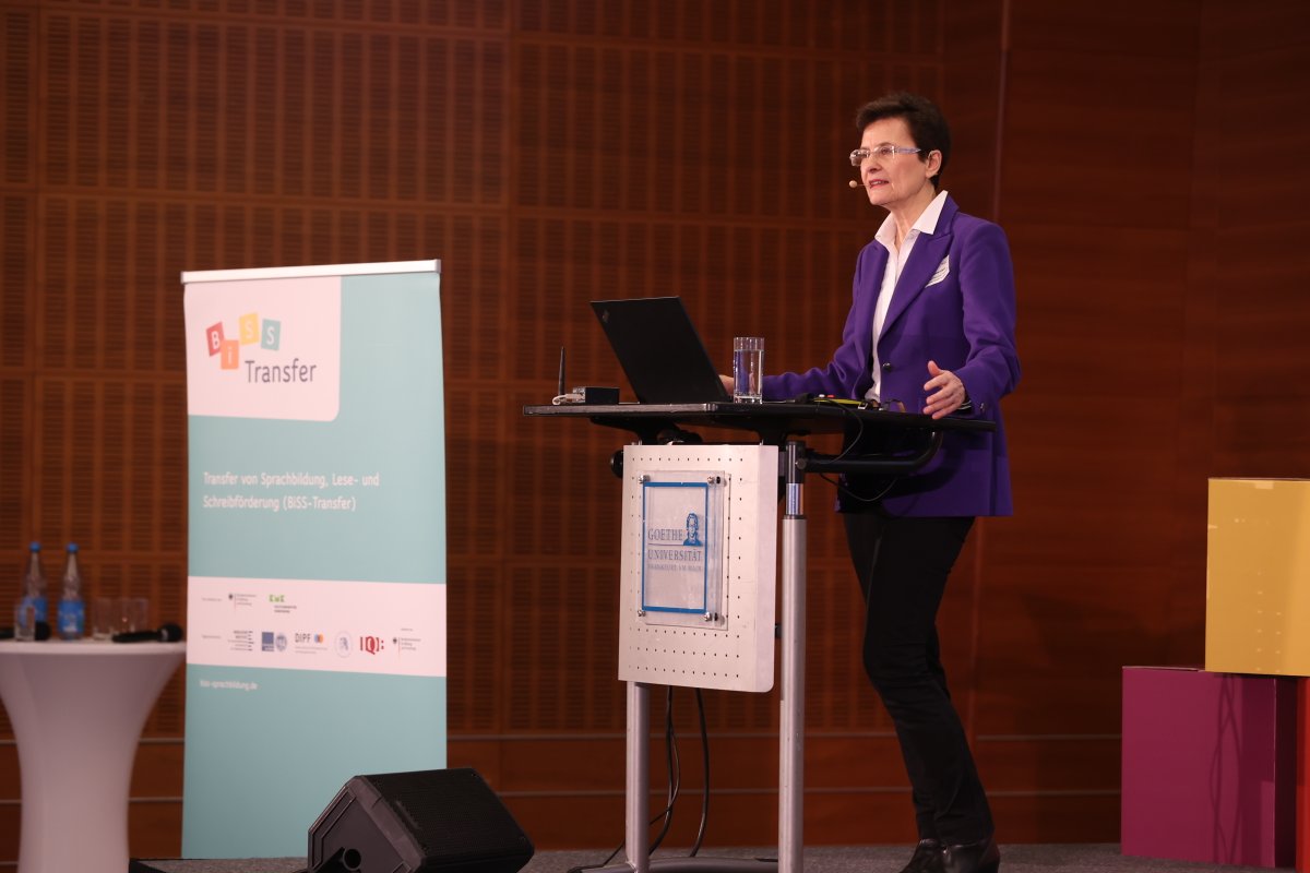 Warum es bei der #sprachlichenBildung in der Schule auf Gespräche ankommt, erklärt Prof:in Dr. Gisela Kammermeyer (<a href="/rptu_kl_ld/">RPTU</a>) in ihrer Keynote am zweiten Tag der #BiSS-Transfer Jahrestagung.