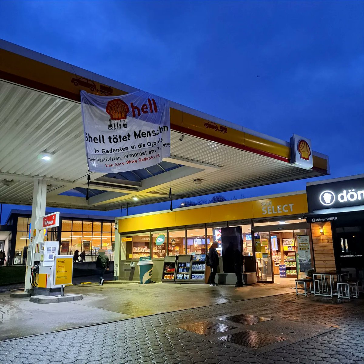 „#Shell tötet Menschen!” - Soeben hat uns die Nachricht erreicht, dass eine autonome Kleingruppe im Rahmen der diesjährigen Ken Saro-Wiwa Memorials ein Banner auf dem Dach der Shell-Tankstelle in der Friesischen Straße (#Flensburg) aufgehängt hat ✊🏽. #shell2hell