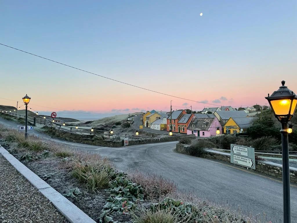 It's a frosty Friday feeling from Doolin today! ❄️ 

🚗 1hr 30 mins south from Galway city

📍Doolin, County Clare

📸 instagram.com/doolin_inn/