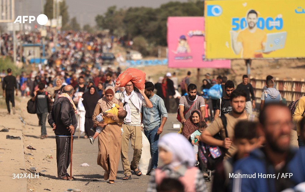 عائلات فلسطينية تنزح من شمال قطاع #غزة المدمّر إلى جنوبه سيراً على الأقدام هرباً من القصف والمعارك العنيفة بين الجيش الإسرائيلي وحركة حماس، في التاسع من تشرين الثاني/نوفمبر 2023 بعدسة المصوّر في وكالة #فرانس_برس محمود همص

📸 <a href="/MahmudHams/">Mahmud Hams</a>