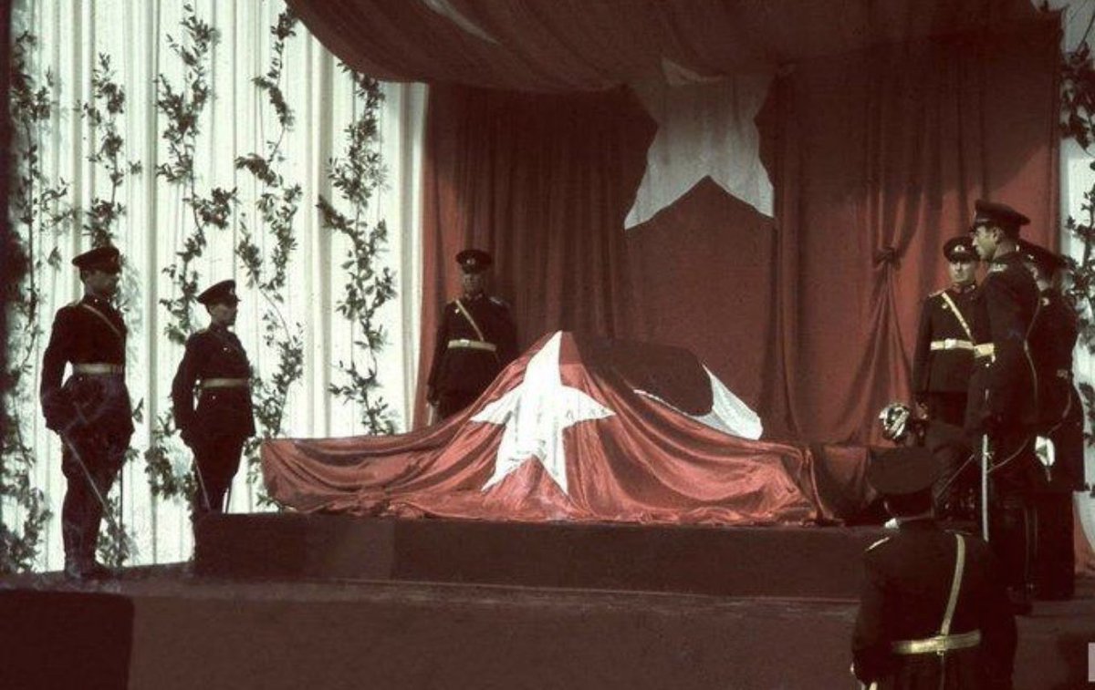 Kendimizi her çıkmazda hissettiğimizde Atamızı düşünelim çünkü kendisi;

Zorlukla dolu kısacık hayatına, koskoca bir Cumhuriyet sığdırdı.

Eklemek isterim ki;
Büyük ölülere matem gerekmez, fikirlerine bağlılık gerekir.

sonsuza dek sevgi, saygı ve minnet ile.  #10Kasim