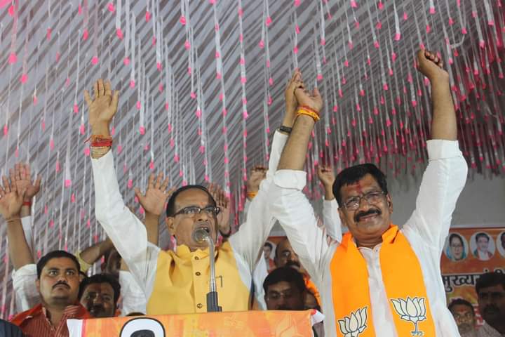 RayShandhya's tweet image. सेवढा विधानसभा क्षेत्र में आयोजित जनसभा में शमिल हुई। मुख्यमंत्री श्री शिवराज सिंह चौहान जी ने विशाल जनसभा को संबोधित किया। क्षेत्रवासियों से आगामी 17 नवम्बर को पुनः कमल खिलाने का आग्रह किया।

#BJP4MP #BJP4IND #MPwithModi #सेवढ़ा #NarendraModi #ShivrajSinghChouhan #pradeepagrawal