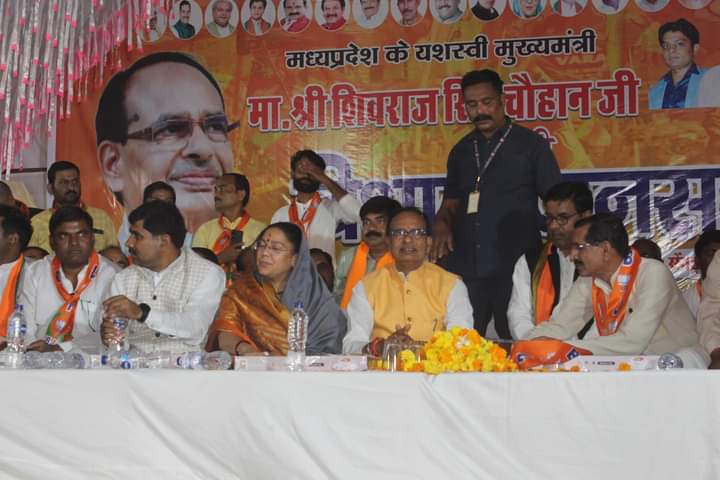 RayShandhya's tweet image. सेवढा विधानसभा क्षेत्र में आयोजित जनसभा में शमिल हुई। मुख्यमंत्री श्री शिवराज सिंह चौहान जी ने विशाल जनसभा को संबोधित किया। क्षेत्रवासियों से आगामी 17 नवम्बर को पुनः कमल खिलाने का आग्रह किया।

#BJP4MP #BJP4IND #MPwithModi #सेवढ़ा #NarendraModi #ShivrajSinghChouhan #pradeepagrawal