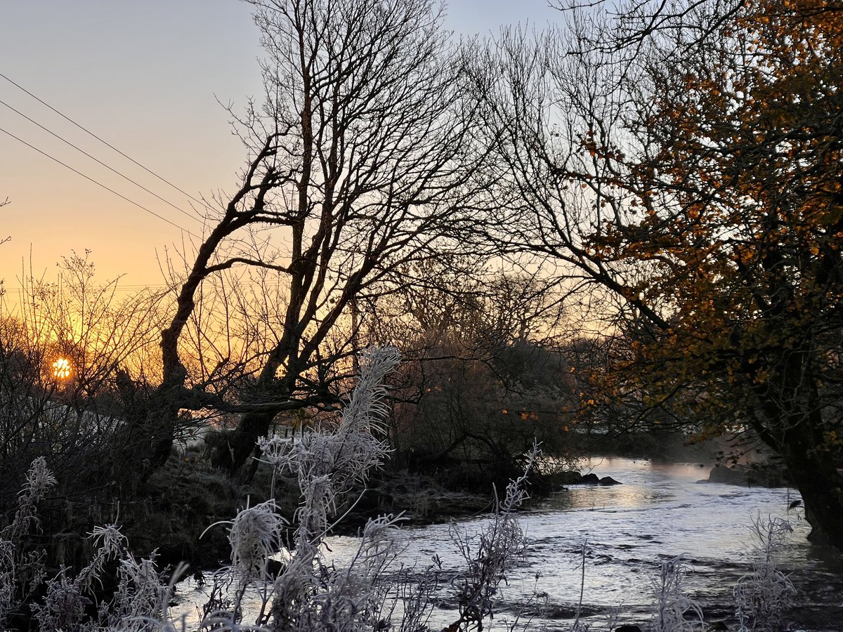 helenajbee's tweet photo. Lovely crisp walk to work today #winterscomming https://t.co/yx1iy5iPS8