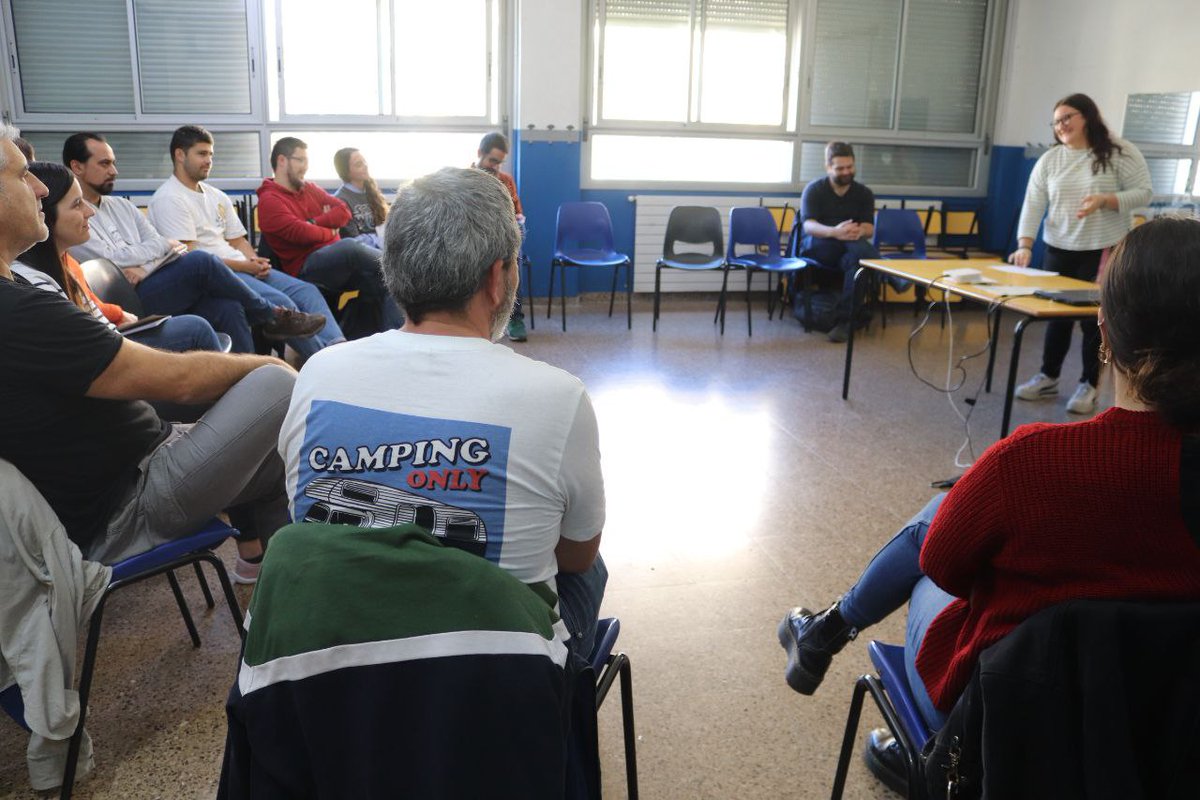 xarxaomnia's tweet photo. 🙌🏾 La millor forma d'acabar la setmana és amb una nova sessió de les #TrobadesÒmnia a l'#Hospitalet. 

🗣️ Les dinamitzadores comparteixen experiències i dinàmiques de treball del programa de la #XarxaÒmnia. 

No et perdis el que està passant. 👇🏾 https://t.co/IPcBQSzcZU