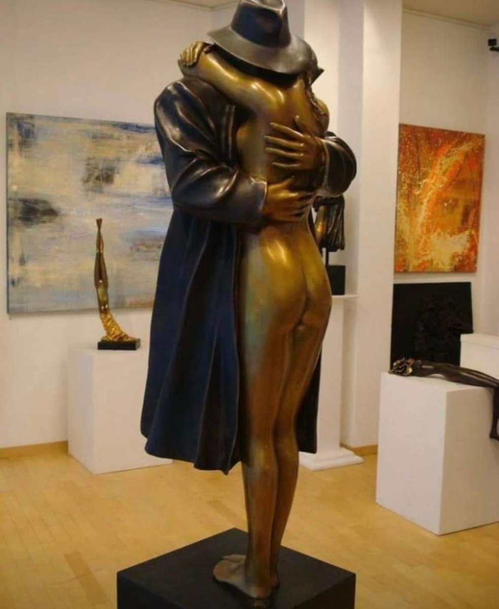 'L'abbraccio è un tranquillante naturale.' (scultura 'Il Ritorno' di Bruno Bruni) #OraSoRestare su #VentagliDiParole