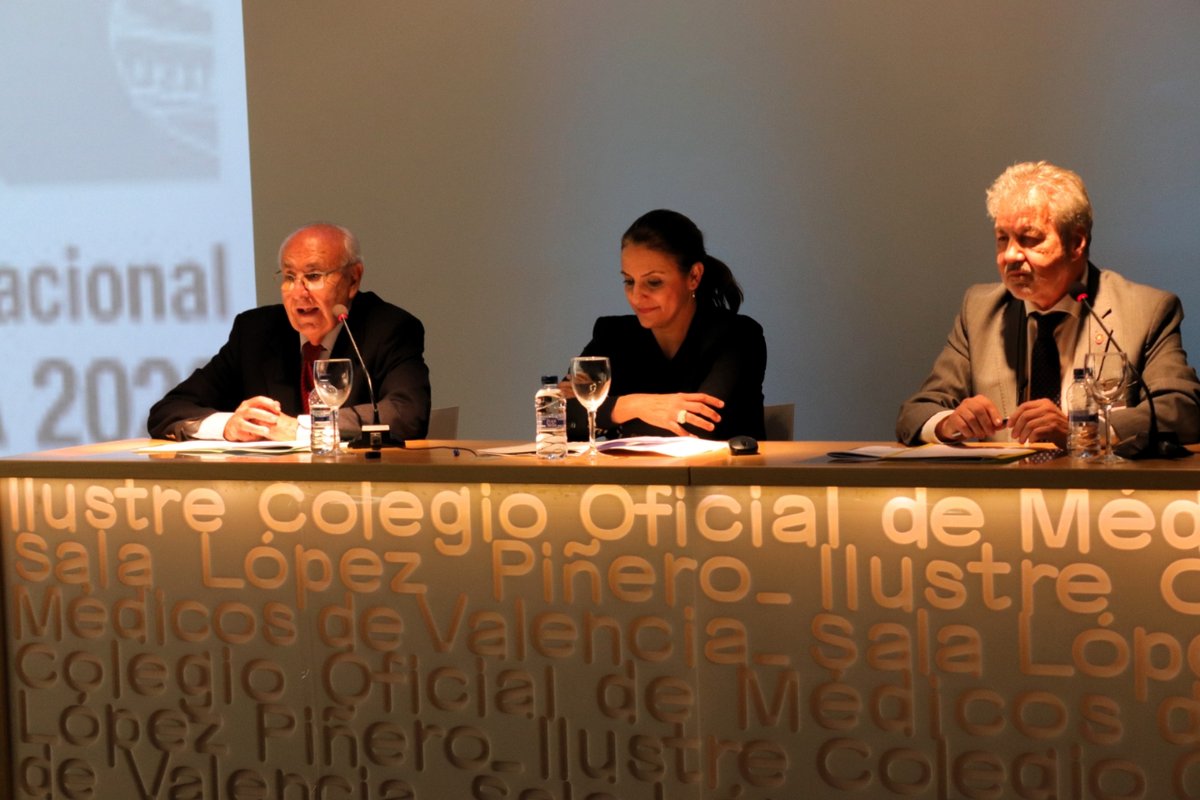 IICOMV's tweet photo. 👨‍⚕️ 🏃 El vicepresidente del ICOMV, el Dr. Luis Ortega, participó ayer en la inauguración del XIX Congreso Internacional de la Sociedad Española de Medicina del Deporte @femedeporte, que se celebra hasta el 11 de noviembre en la sede colegial.

🌐 https://t.co/GkBsQFH9jf https://t.co/NvXPiD4WrT