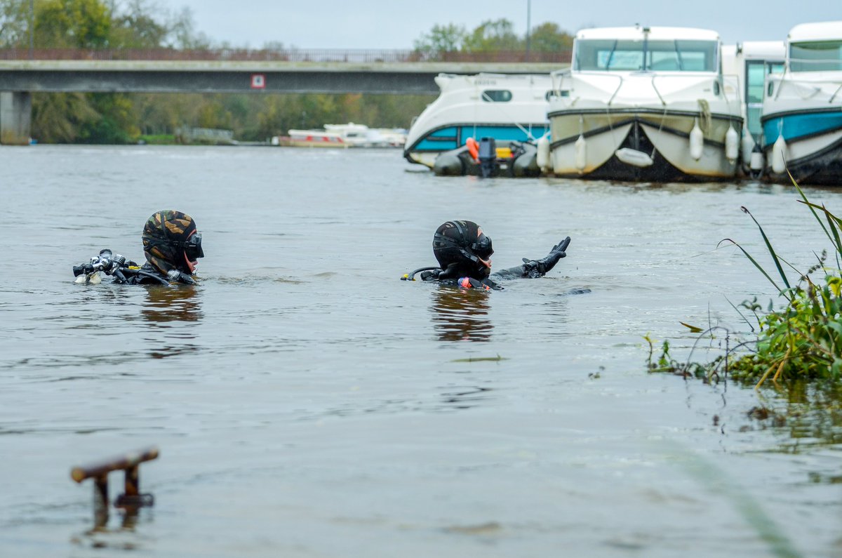 ecolegenie49's tweet image. Les Plongeurs de combat du génie s’entraînent sur la Mayenne à Grez-Neuville. Les six stagiaires officiers et sous-officiers passent la FA1 (Formation d’adaptation niveau 1). L’objectif : reconnaitre une berge, une manœuvre bien propre au génie.
 #Sapeurs #AlaHauteur