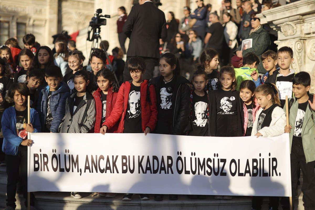 "Bir ölüm, ancak bu kadar ölümsüz olabilir."  

— Dolmabahçe Sarayı