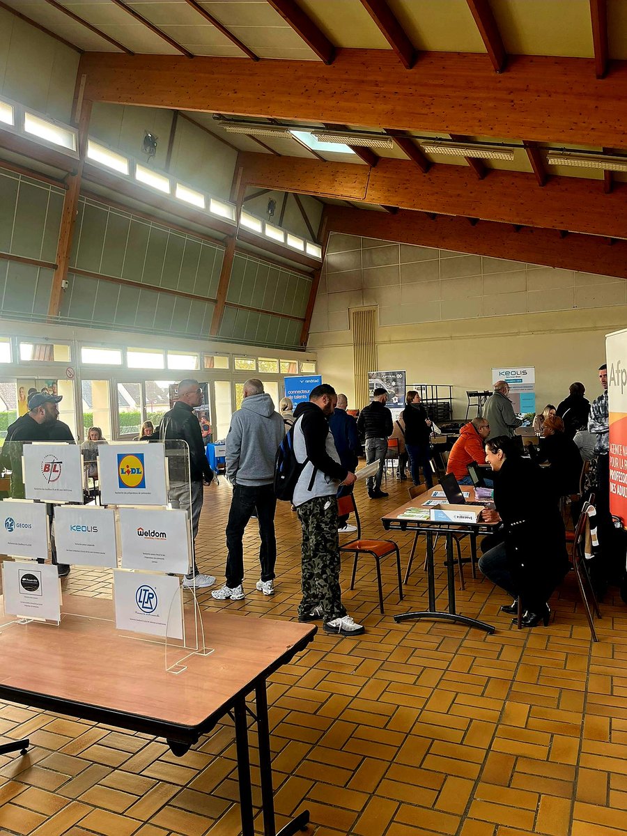 Hier, @poleemploi_HDF Clermont Fitz-James mobilisé avec les agences du Creillois sur le forum Logistique/Transport à la salle P.Mendès. 120 chercheurs d'emploi à la rencontre d'opportunités! 🤝
Présence de 13 entreprises, agence intérim &amp; organisme de formation. #métiersentension
