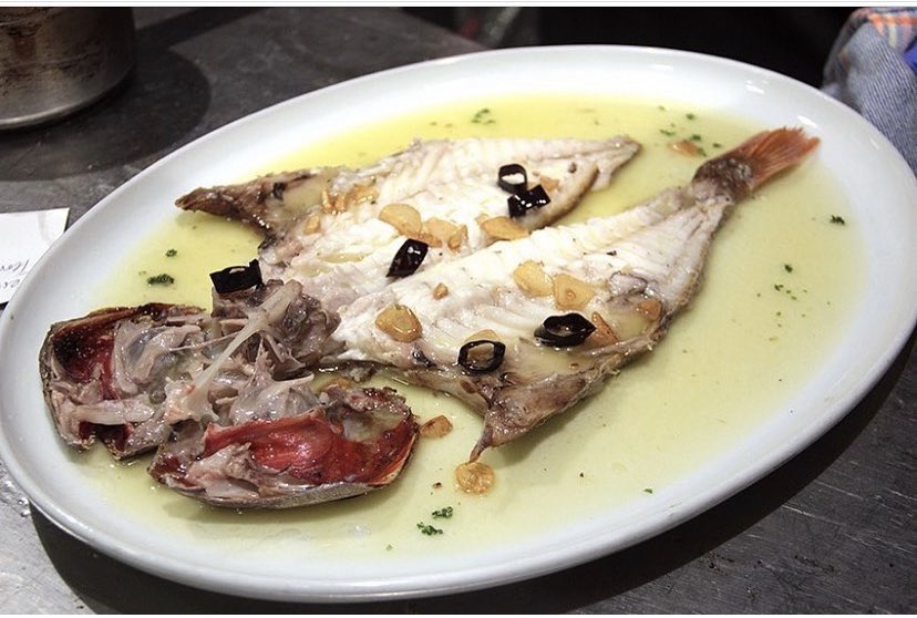 Besugo a la parrilla. 

#RestauranteCasaUrola #CocinadeTemporada #Parrilla #pescados #mariscos #carne #verduras #Pintxos #Producto #Food #CocinadeProximidad #Gastronomie #Foodlovers #Tapas #Wine #Asador #Gastronomy #donostia #sansebastian