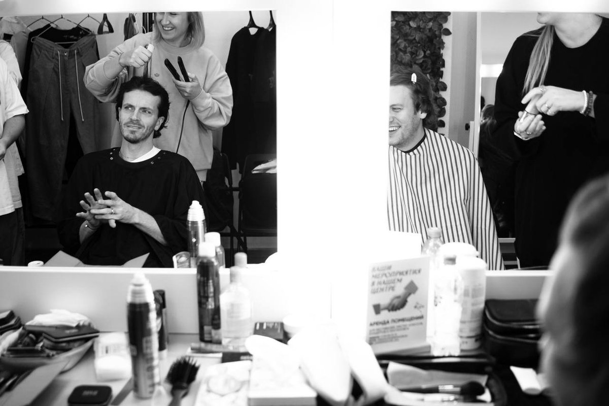 красивые мужья❤️
но заколочка у Антона🥺💔