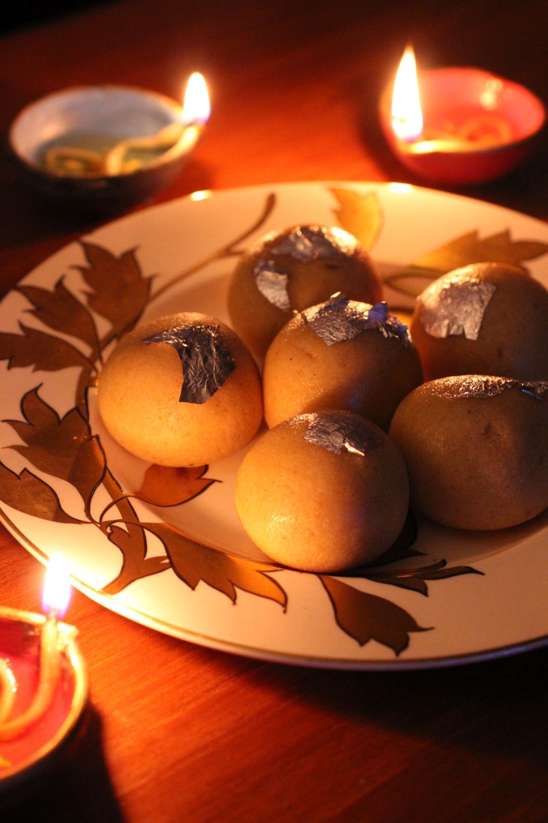 Ce  dimanche, c'est Diwali (दिवाली), la fête des lumières en Inde. Et si on  préparait des ladoos pour l'occasion? Ces petites boules sucrées sont  un vrai concentré de gourmandise. Ladoos aux 3 gingembres = >> un-peu-gay-dans-les-coings.eu/2023/11/ladoo-…