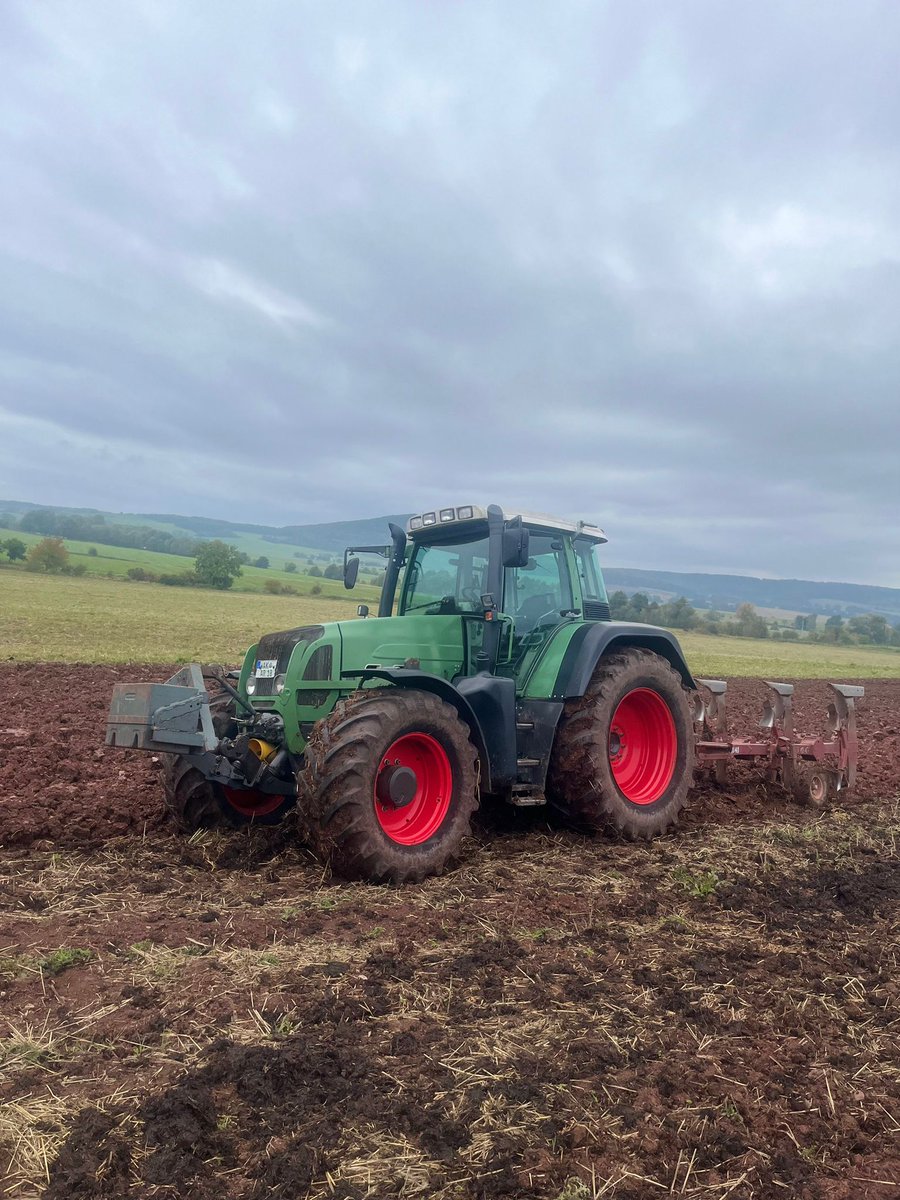 profiMagazin's tweet photo. Ein #Fendt 716 mit 4 Schar #Naud Pflug. https://t.co/0wxOjNyeuq