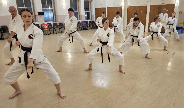 DoryokuRyu's tweet photo. Training in Cornwall last night 👍 #shikodachi #sandanuke #fitness #wellbeing https://t.co/i3MBj8Bjy6