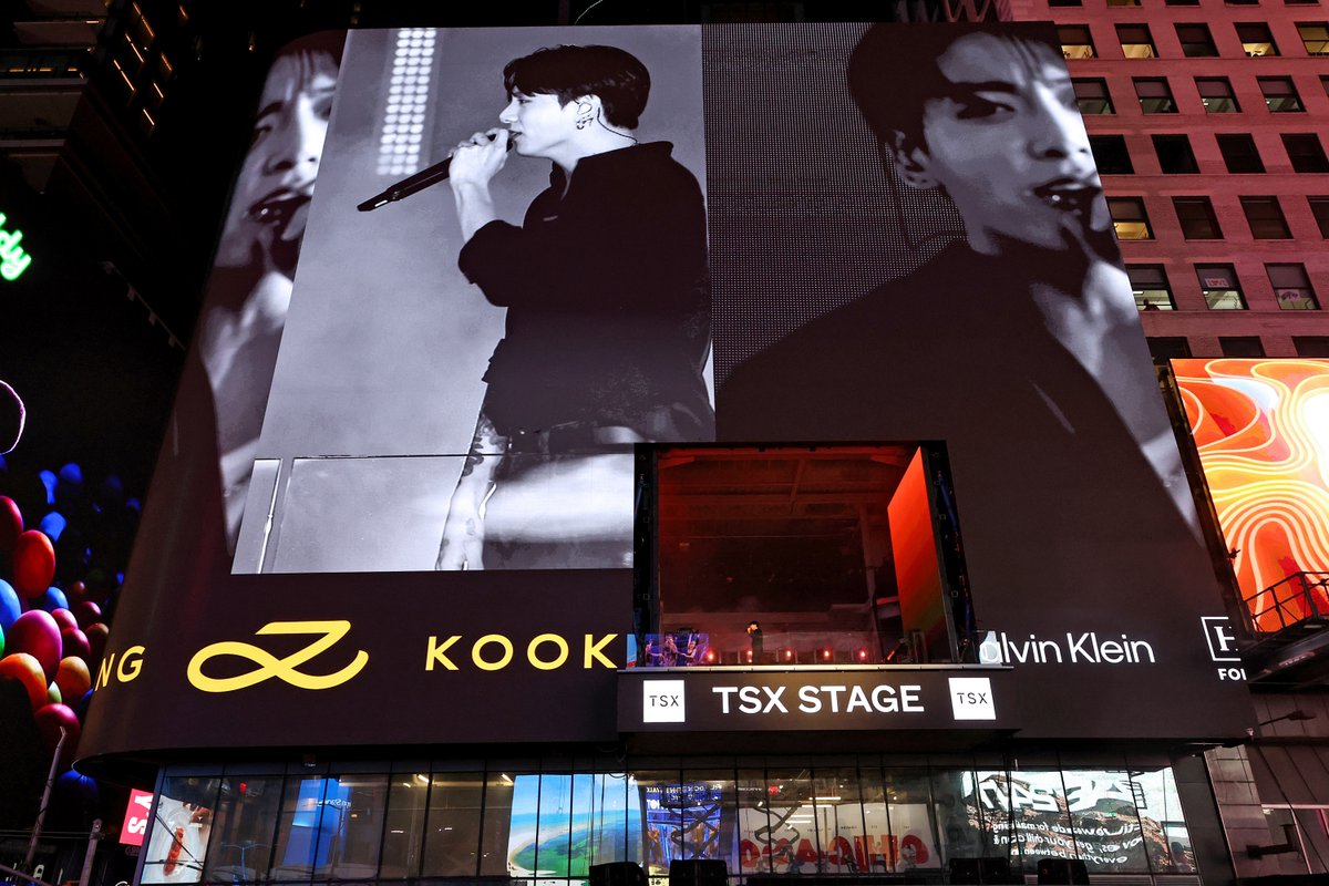 KPOPFAVE_'s tweet photo. #JUNGKOOK, you always light up the darkness. ✨ @bts_bighit's #정국 debuted '#StandingNextYou', '#Seven', '3D', 'Yes or No' &amp; 'Please Don't Change' at the @TimesSquareNYC on Nov 10 local time and here, the official BTS photo! 💜 #BTS #방탄소년단 #JungKook_GOLDEN #JungKookOnTSX https://t.co/H7CLBix483