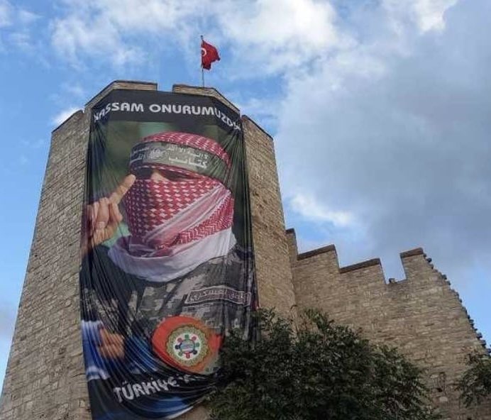 İsrail, Filistin’i daha fazla işgal edebilmesi için Hamas’ı bahane ediyor, ancak aramızda  Kürdistan’ı kurdurmak isteyen vatan hainleri de Hamas’ı çok kurnazca kullanıyor.

İstanbul’un tam göbeğinde olan Fatih ilçemizde asılan bu teröristin resmi Cumhuriyetimize bir meydan