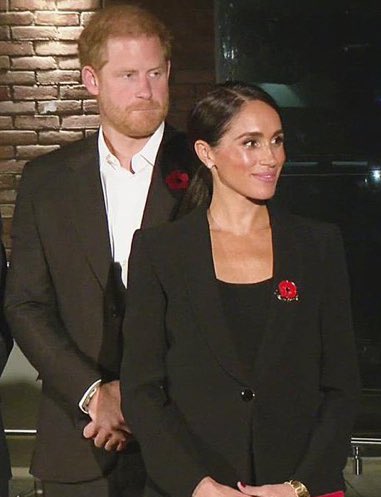 MeghansMole's tweet photo. Meghan Markle looks like a bloody moron wearing a Royal British Legion Poppy 

Who told her wearing a British poppy while “celebrating American veterans” would be a good look. https://t.co/mHfljvWYby