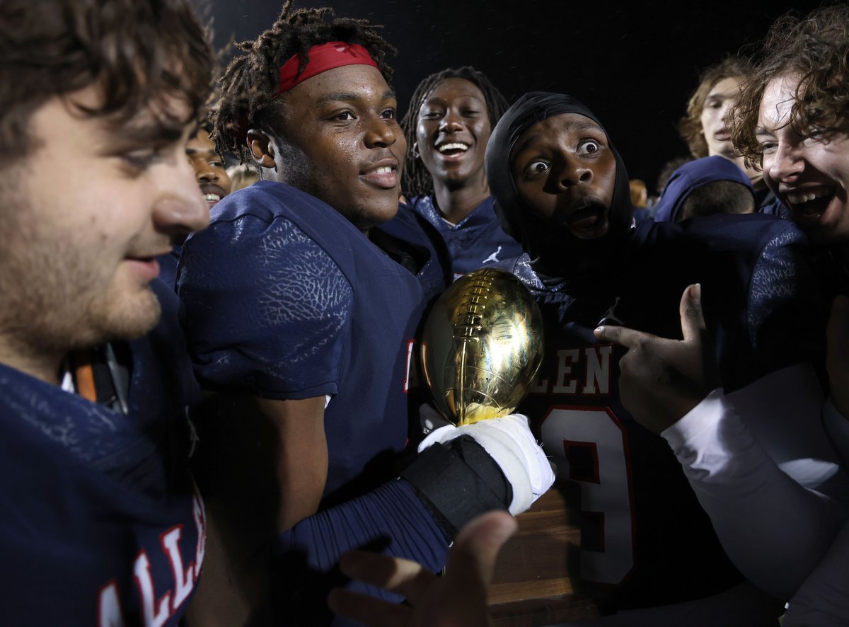 Photos: Allen soars into second round with 1-point win over Lewisville 🦅🏈

Full gallery: dallasnews.com/high-school-sp…

<a href="/alleneaglesfb/">Allen Eagles Football ⭐️⭐️⭐️⭐️⭐️</a> 📸 #TXHSFBPlayoffs
