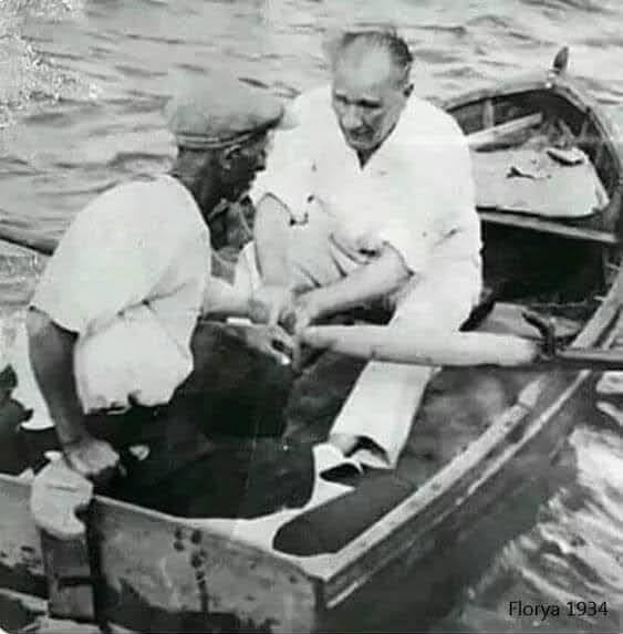 Bir lider düşünün…
Milletinden bir ferdi onu kayığına alır, o da  derdini dinler dertleşir ve küreğini bile kendi çeker.
AYNI GEMİDE olmak budur..