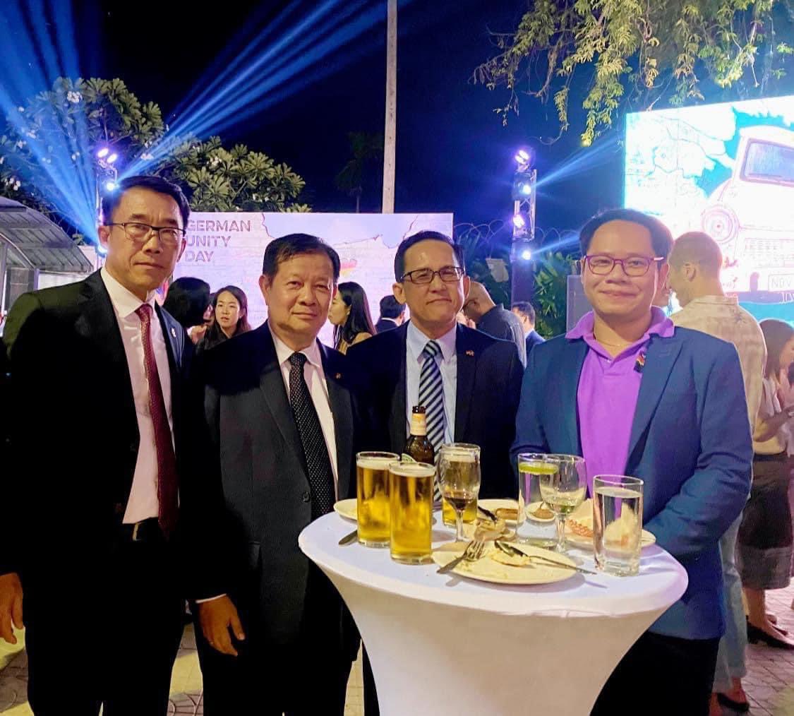 Proudtobeuslaos's tweet image. Founder/President - @Ananbouapha would like to thank #Germanyinlaos for the invitation to celebrate your meaningful day 🙏🇩🇪

It was good to have a conversation with Vice-Minister of Foreign Affairs - #ຮອງລັດຖະມົນຕີ ກະຊວງ ການຕ່າງປະເທດ about the #IDAHOBIT2023 and met with Vice…