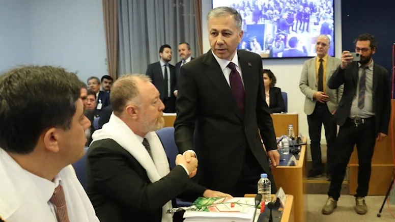yirmiucderece's tweet photo. 22 yıl sonra bir ilk!

22 yıllık AKP iktidarında ilk kez bir bakan muhalefetin tam desteğini almayı başardı. 

TBMM'deki bütçe görüşmelerinde muhalefet milletvekilleri, İçişleri Bakanı Ali Yerlikaya'ya açık çek verdi

CHP, İYİ Parti ve TİP Milletvekilleri, görüşmeler sırasında İçişleri Bakanı Ali Yerlikaya'nın icraatlarından ve çetelerle mücadele başta olmak üzere ekibinin çalışmalarından memnuniyet duyduklarını açıkladılar:

"Ne kadar hırsız, mafya, dolandırıcı varsa Süleyman Soylu'yla resim çektirip piyasaya çıkıyordu. Siz iyi bir başlangıç yaptınız. Meclis ilk defa böyle sakin bir İçişleri Bakanlığı bütçesi görüşüyor, bu da sizin devlet adamlığınızla ilgili..."

(Sözcü - Veli Toprak)