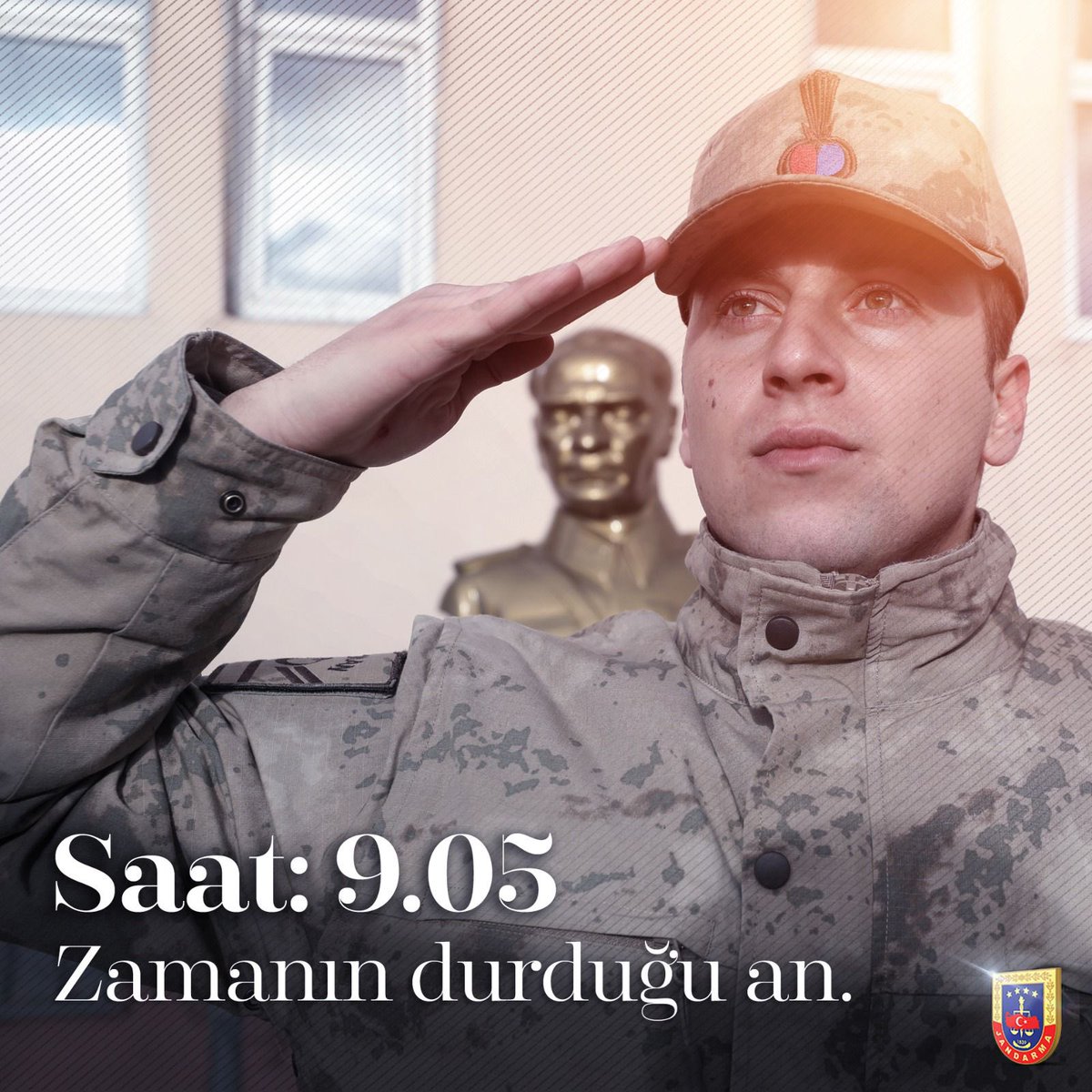 jandarma's tweet photo. Saat: 9.05
Zamanın durduğu an.🇹🇷 

#Jandarma
#10KasımOnsuzKasım https://t.co/aT10dGckUO