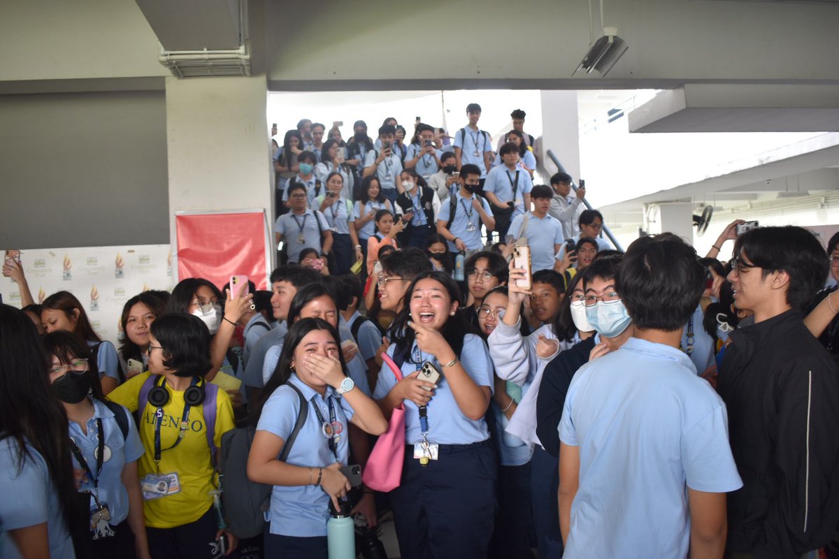 HiLitesASHS's tweet photo. ICYMI: The ASHS faculty surprises the Grade 12 students at the First Floor Foyer, as they cheer and wish them good luck for the ACET to be held this weekend.

Still the Hill, ASHS!

Photos by Lex Argano and Joline Rumbaoa https://t.co/eQHSbPdywo