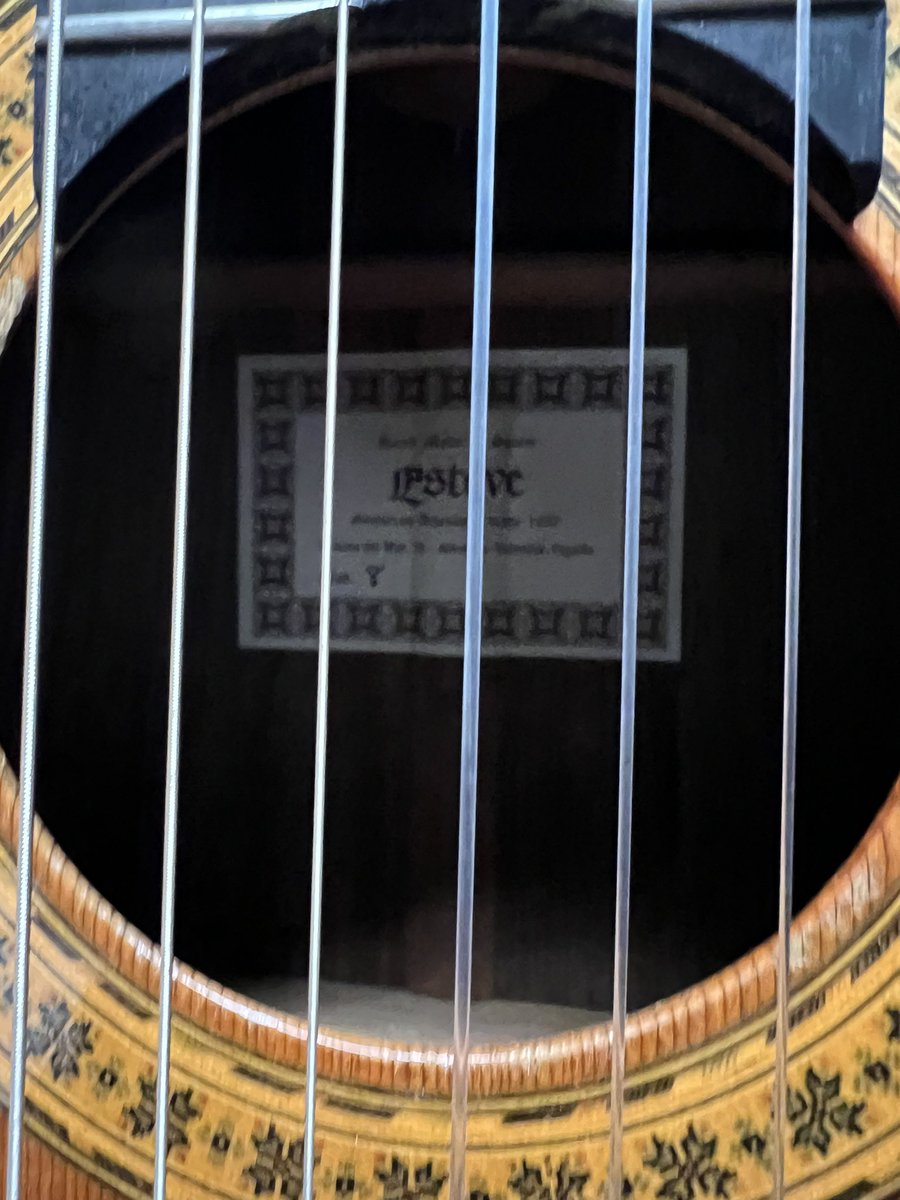 One of my @BerkleeCollege student’s guitar! Looking so cool!
Do you know this brand nylon guitar? 

#classicalguitar #spanishguitar #spain #guitar #berklee #privatelessons #guitarstudent #tomofujita 
#acousticguitar #daddario #daddariostrings @BerkleeGuitar @DaddarioandCo