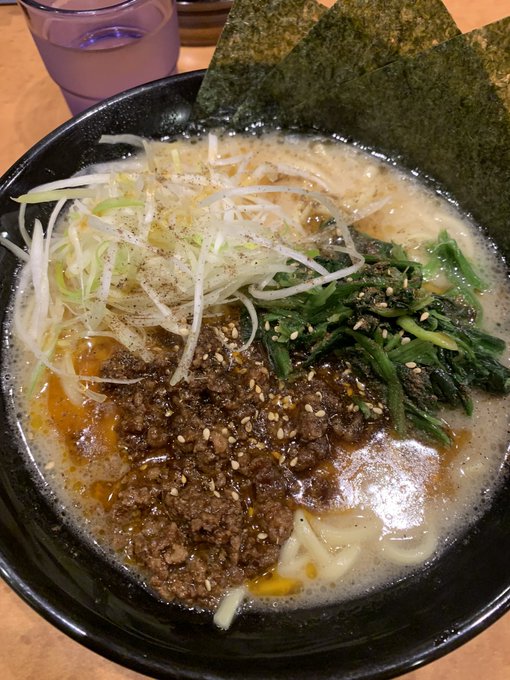 久しぶりに家系ラーメンに行ったのになぜか限定メニューの坦々麺食べてる 