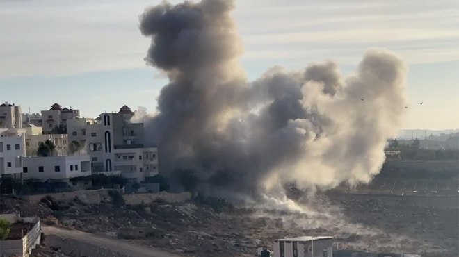 وسائل إعلام فلسطينية: 5 شهداء وعدد من الجرحى جراء قصف الاحتلال الإسرائيلي منزلا في مخيم جباليا شمال قطاع غزة 
لمتابعة أخبار #سانا على تلغرام👇
t.me/SyrianArabNews…