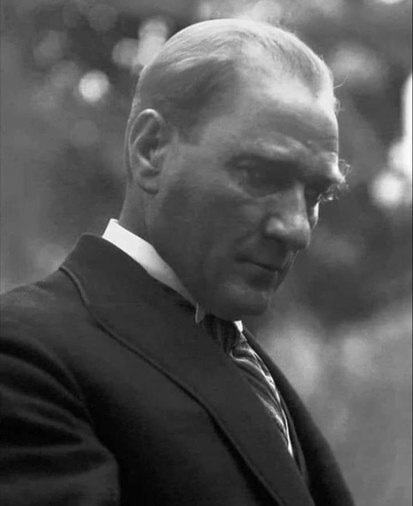 “Umutsuz durumlar yoktur, umutsuz insanlar vardır. Ben hiçbir zaman umudumu yitirmedim.”

Onun bu düşüncesi ve liderliğiyle açılan yolda, milyonlarca Türk hür yaşadı, yaşıyor. 

Minnetle ve rahmetle anıyorum.

#10Kasım
#MustafaKemalAtatürk