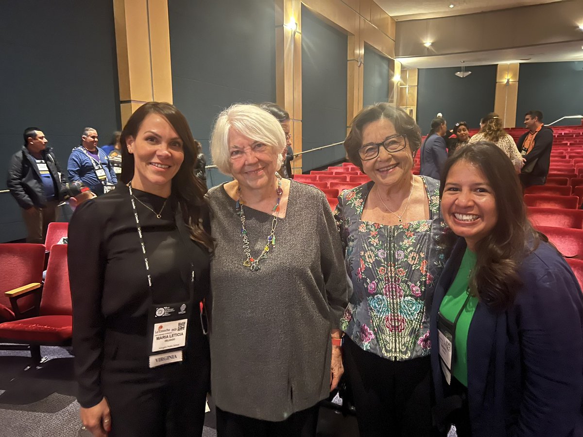 let_del's tweet image. Caught a special moment with bilingual literary pioneers Alma Flor Ada and Isabel Campoy at the La Cosecha conference! 📚✨ Their insights on cultural heritage and shaping the future were truly inspiring. #LaCosecha #BilingualAuthors #ConferenceMagic 🌐