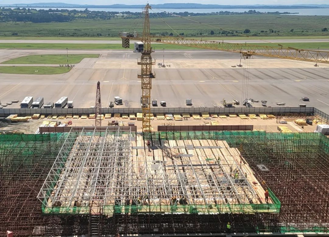 😃Recently, the steel structure installation project for the new terminal building of the Uganda Entebbe International Airport Expansion and Renovation Project, constructed by CCCC, has started. It will play a significant role in elevating Uganda's international status.#CFHECNow