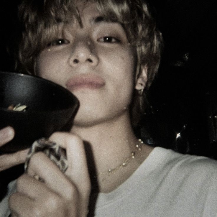 dollzura's tweet photo. #taekookau 

Dónde una dulce pareja intenta unir a sus dos amigos o donde Jungk00k y Tæhyung a penas pueden estar en una misma habitación en sana convivencia. https://t.co/3a4db5LlvL