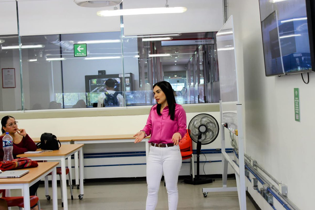 erikaalanda's tweet image. Dosis de #MktDigital + #SocialMedia aquí @IberoPuebla! 🫶🏼👩🏻‍🏫 #RRSS