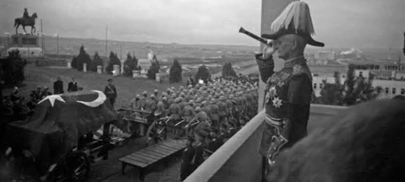 Atatürk'ün cenazesi geçerken balkonda saygı esas duruşta bekleyen bu üniformalı subayın kim olduğunu biliyor musunuz? 

Atatürk'ün Çanakkale'de üç defa yendiği İngiliz Subayı, Hindistan Başkomutanı, Mareşal, Sir William Birdwood.

Asil düşmana son vazife... 
#10Kasım